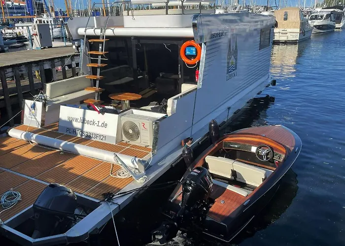 Hausboot Mit Traumlage In Luebeck-Travemuende
