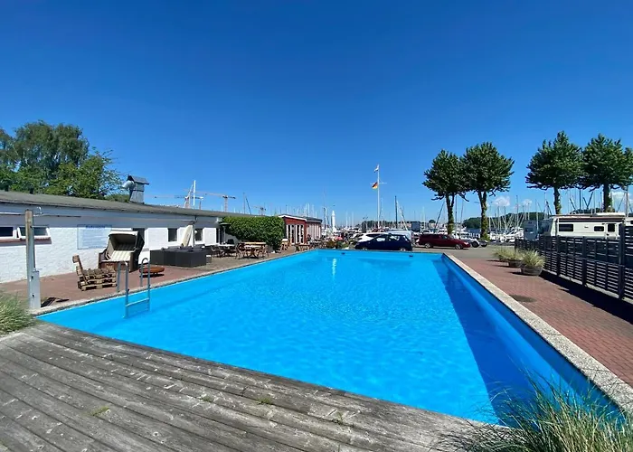 Hausboot Mit Traumlage In Luebeck-Travemuende