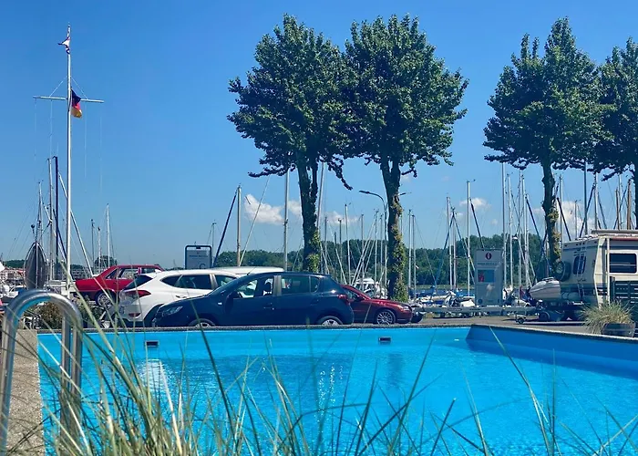 Hausboot Mit Traumlage In Luebeck-Travemuende