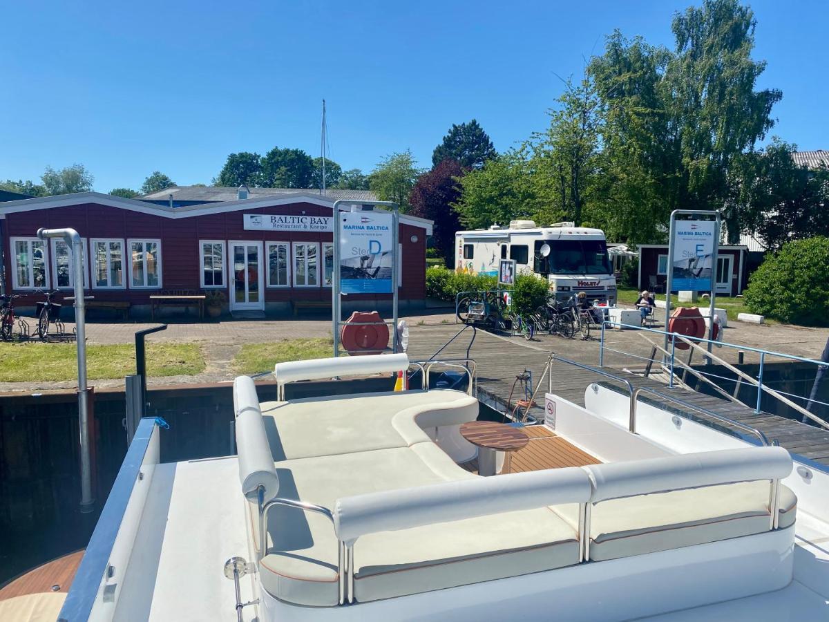 Hausboot Mit Traumlage In Luebeck-travemuende *
