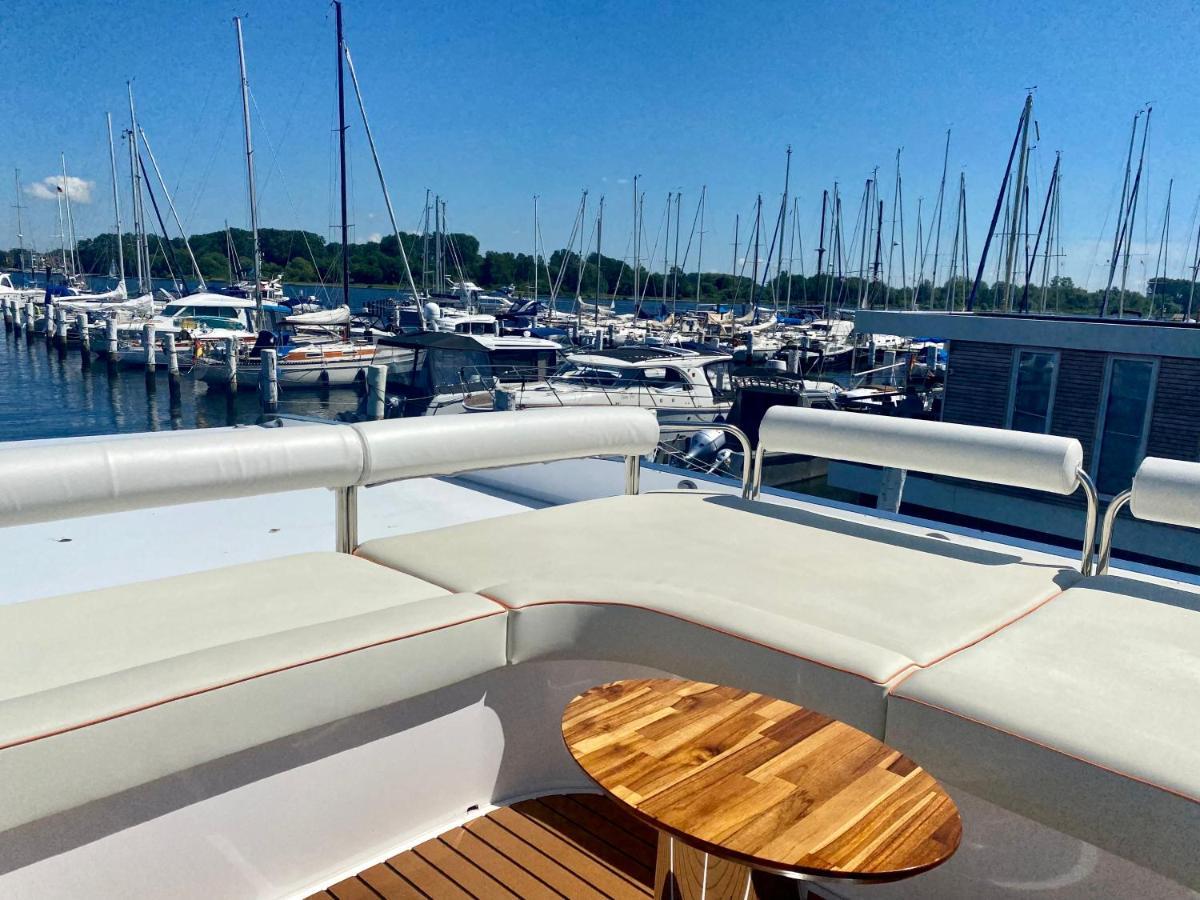Bateau-hôtel Hausboot Mit Traumlage In Luebeck-travemuende *