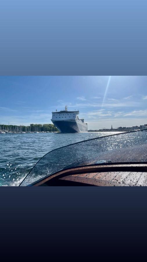 Hausboot Mit Traumlage In Luebeck-travemuende *