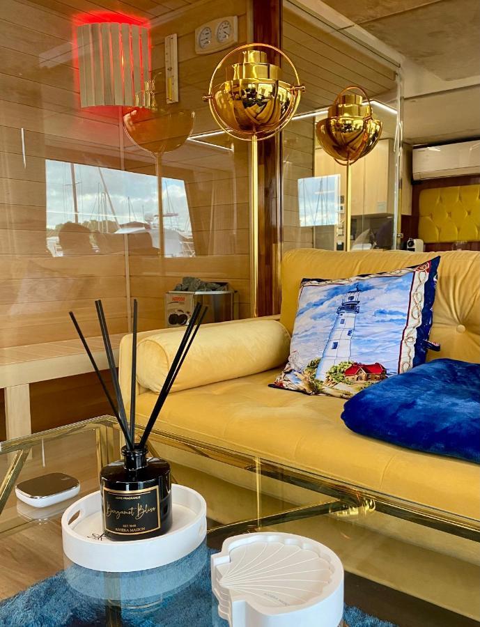 Hausboot Mit Traumlage In Luebeck-travemuende *