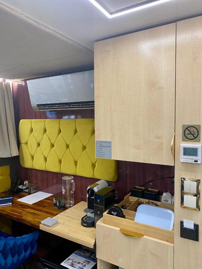 Hausboot Mit Traumlage In Luebeck-travemuende