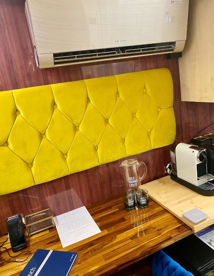 Bateau-hôtel Hausboot Mit Traumlage In Luebeck-travemuende