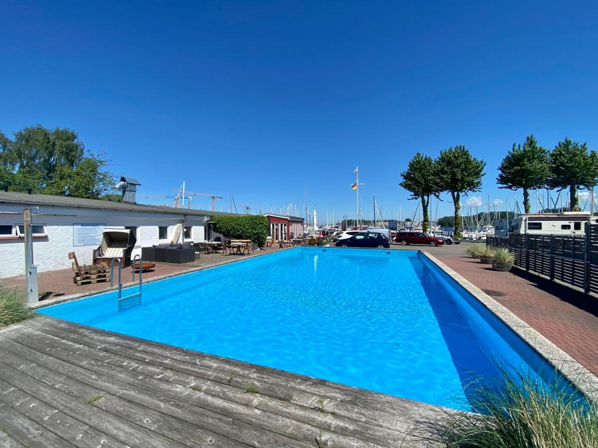 Hausboot Mit Traumlage In Luebeck-travemuende *