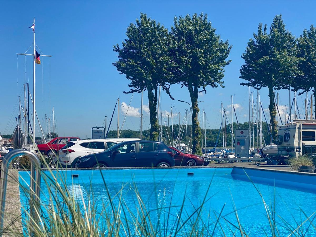 Hausboot Mit Traumlage In Luebeck-travemuende *